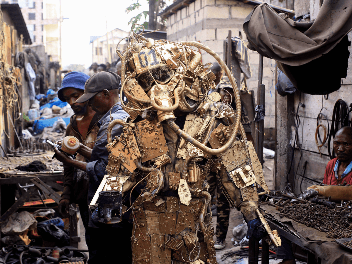 Performing the “Mask”: Kongo Astronauts on Postcolonial&nbsp;Entanglements